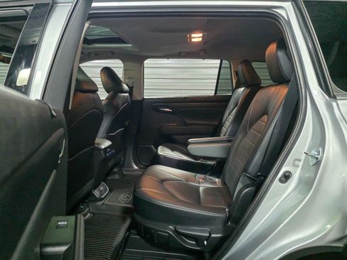Used 2022 Toyota Highlander XLE image 15