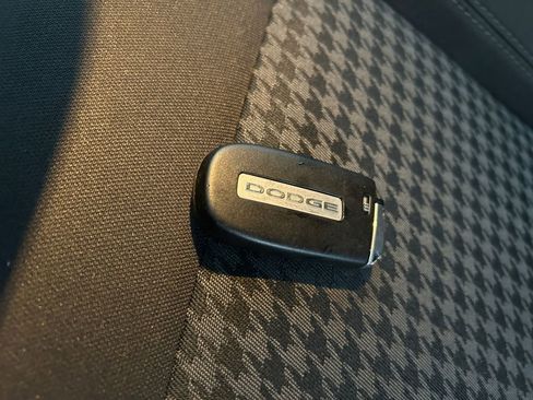 Used 2015 Dodge Challenger SXT image 33