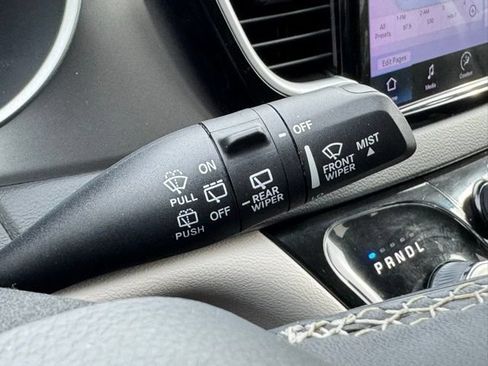 Used 2022 Chrysler Pacifica Touring-L FWD image 27