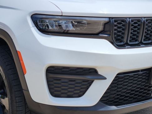 Used 2023 Jeep Grand Cherokee Altitude RWD image 9
