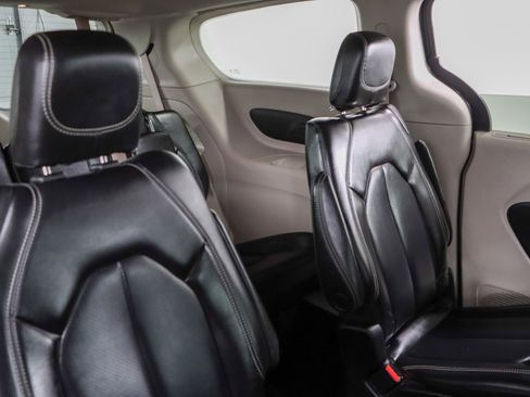 Used 2023 Chrysler Pacifica Touring-L image 28