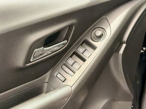 Used 2020 Chevrolet Trax LS FWD image 15