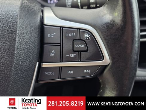 Used 2024 Toyota Highlander XLE FWD image 28