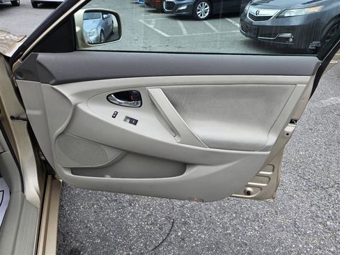 Used 2010 Toyota Camry LE image 32