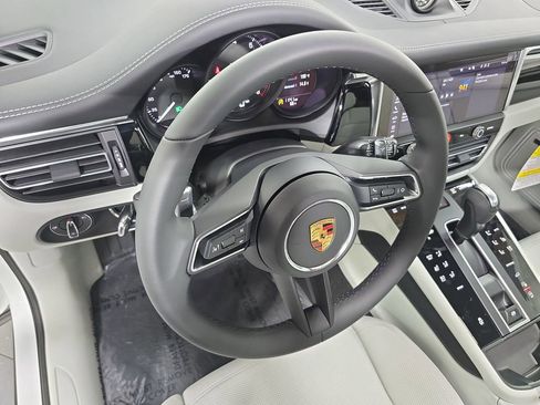 New 2026 Porsche Macan image 4