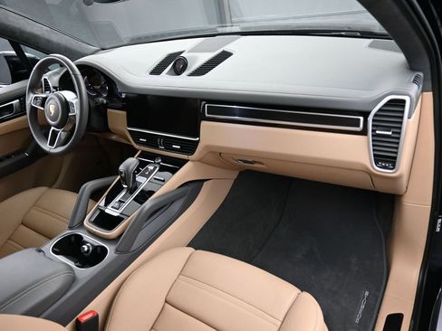 Used 2023 Porsche Cayenne GTS AWD/4WD image 32