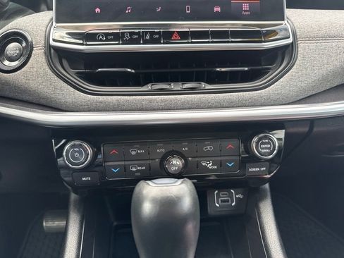 Used 2022 Jeep Compass Latitude w/ Sun and Sound Group AWD/4WD image 35