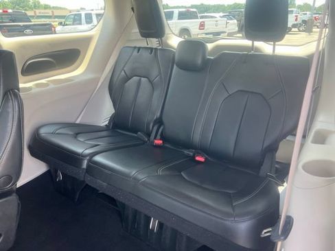 Used 2023 Chrysler Pacifica Touring-L FWD image 30