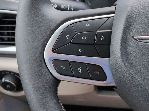 Certified 2024 Chrysler Pacifica Limited FWD image 30