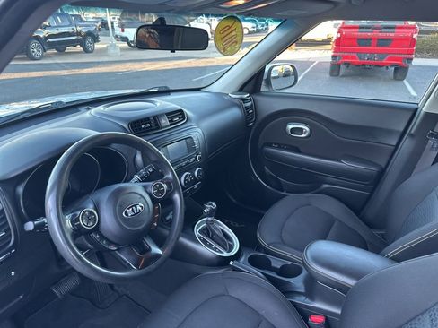 Used 2016 Kia Soul + image 15