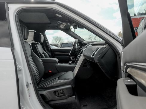 Used 2025 Land Rover Discovery Metropolitan Edition image 21