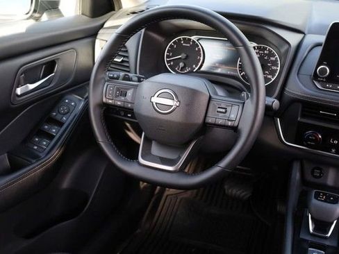 Certified 2025 Nissan Rogue SV image 23