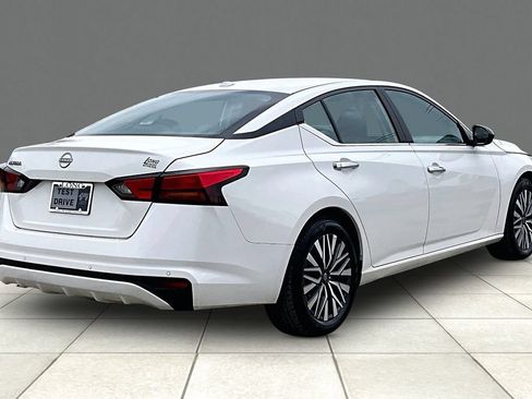 Used 2025 Nissan Altima 2.5 SV FWD image 2