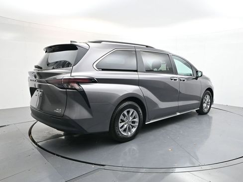 Used 2024 Toyota Sienna XLE image 7