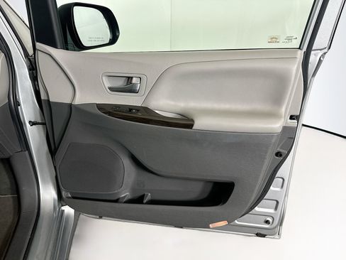 Used 2020 Toyota Sienna XLE image 31