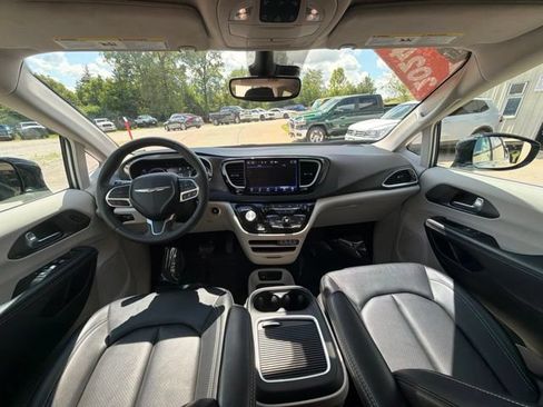 Used 2024 Chrysler Pacifica Touring-L FWD image 16