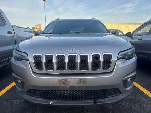 Used 2019 Jeep Cherokee Latitude w/ Popular Appearance Group FWD image 2
