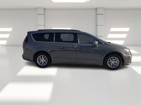 Used 2021 Chrysler Pacifica Touring image 6