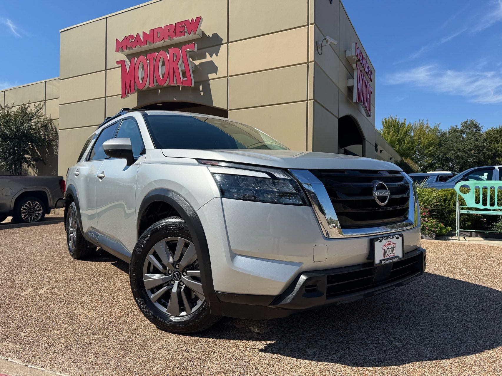 Used 2025 Nissan Pathfinder SV FWD image 1