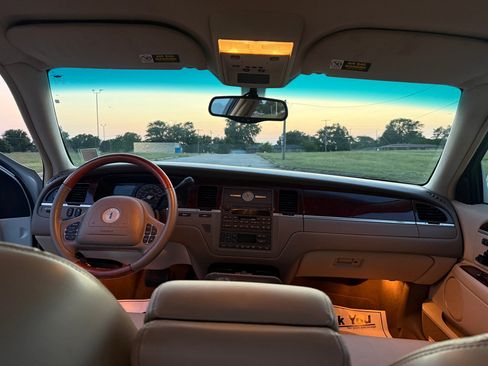 Used 2004 Lincoln Town Car Ultimate image 15