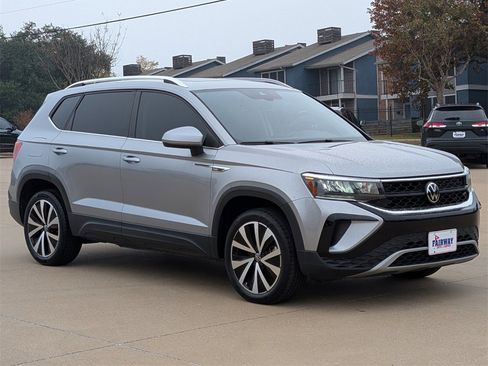 Used 2023 Volkswagen Taos SE w/ Panoramic Sunroof Package image 3