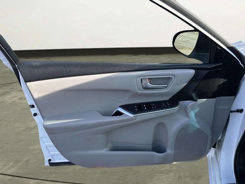 Used 2015 Toyota Camry SE image 9