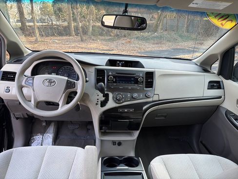 Used 2011 Toyota Sienna LE FWD image 24