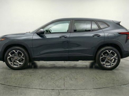 Used 2025 Chevrolet Trax LT FWD image 3