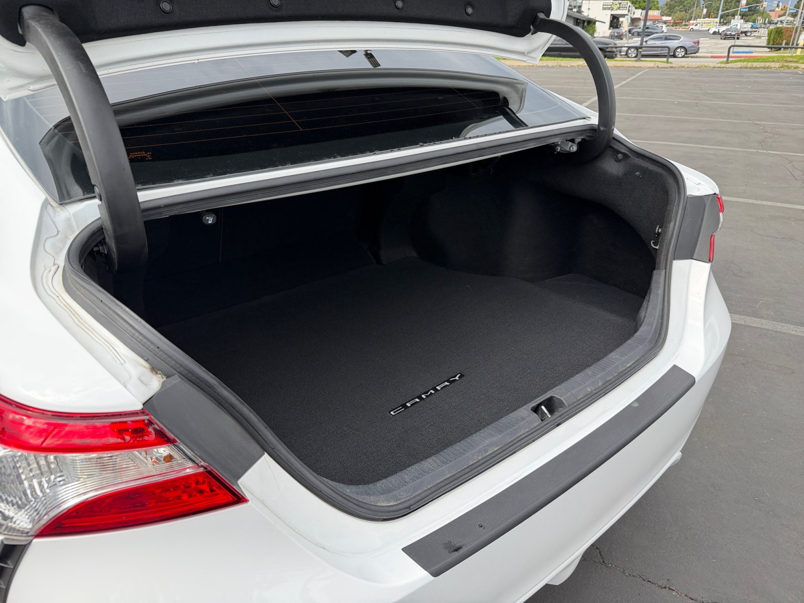 Used 2020 Toyota Camry SE w/ Carpet Mat Package FWD image 20