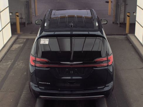 Used 2024 Chrysler Pacifica Pinnacle image 4