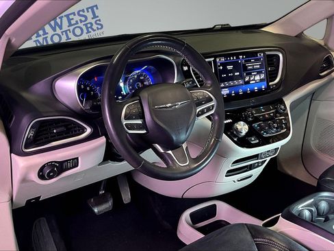 Used 2022 Chrysler Pacifica Touring-L FWD image 16