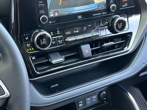 Used 2022 Toyota Highlander Limited image 22