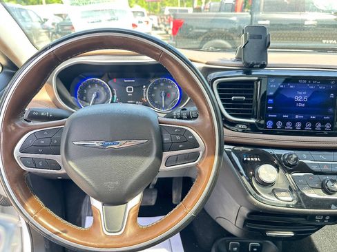 Used 2017 Chrysler Pacifica Limited FWD image 13