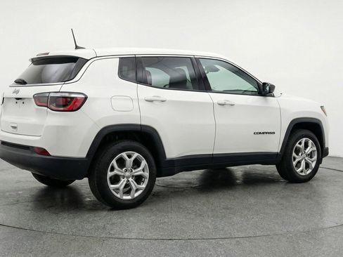 Used 2025 Jeep Compass Latitude AWD/4WD image 9