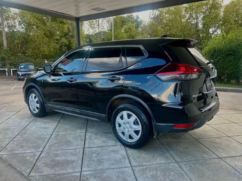 Used 2019 Nissan Rogue S image 2