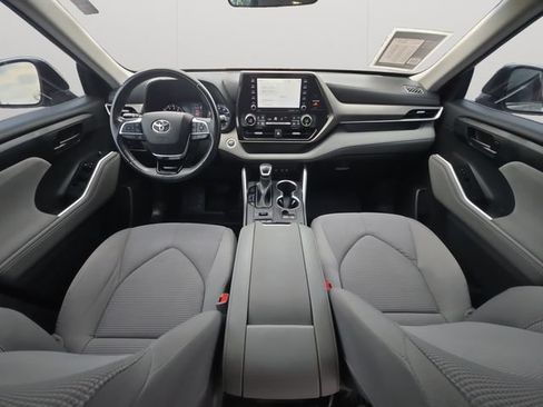 Used 2021 Toyota Highlander LE AWD/4WD image 18