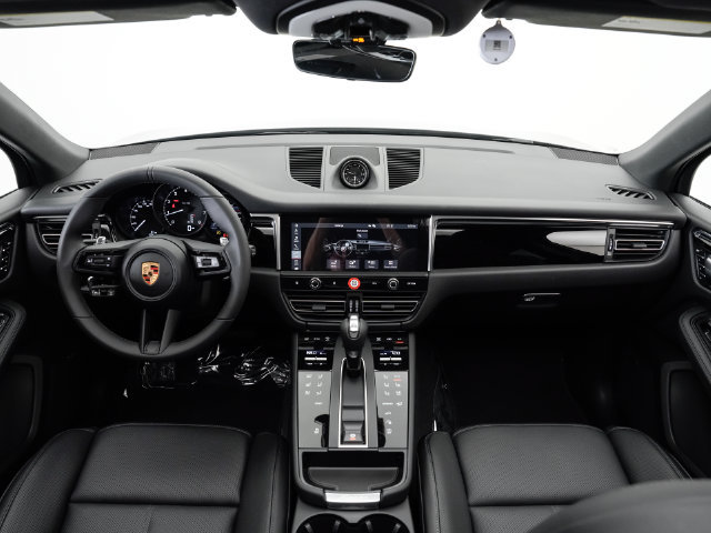 Certified 2026 Porsche Macan AWD/4WD image 22
