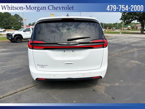 Used 2023 Chrysler Pacifica Touring-L FWD image 6