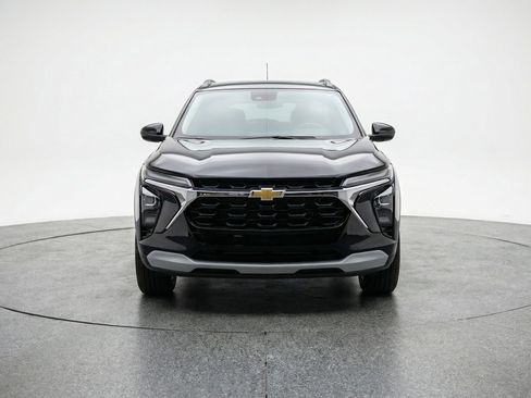 Used 2025 Chevrolet Trax LT w/ LT Convenience Package FWD image 2
