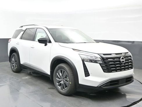 New 2026 Nissan Pathfinder SV w/ SV Premium Package FWD image 8