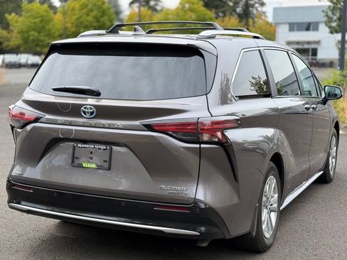 Used 2024 Toyota Sienna Platinum AWD/4WD image 5