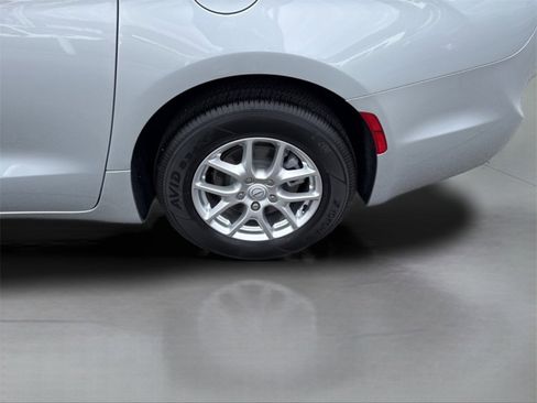 New 2026 Chrysler Pacifica Select image 24