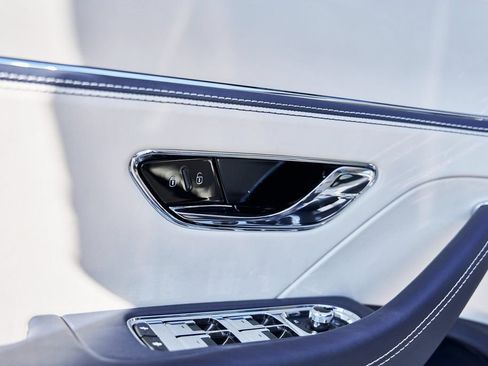 Used 2024 Bentley Flying Spur V8 image 31