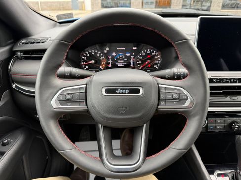 Used 2023 Jeep Compass Trailhawk w/ Trailhawk Convenience Group AWD/4WD image 12