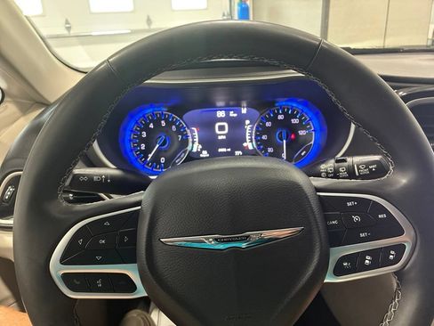 Used 2023 Chrysler Pacifica Touring-L FWD image 19