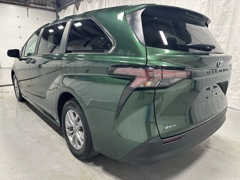 Used 2025 Toyota Sienna LE image 5