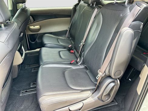 Used 2025 Kia Carnival FWD image 25