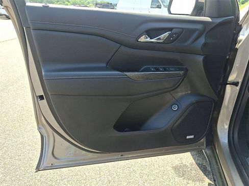 Used 2023 GMC Acadia SLT image 12