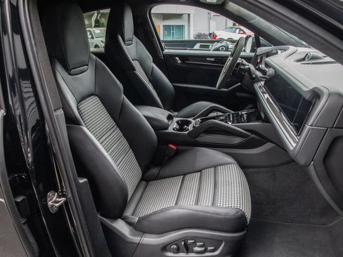 Certified 2026 Porsche Cayenne GTS AWD/4WD image 20