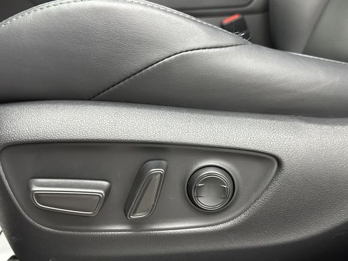 Used 2023 Toyota Venza XLE image 25